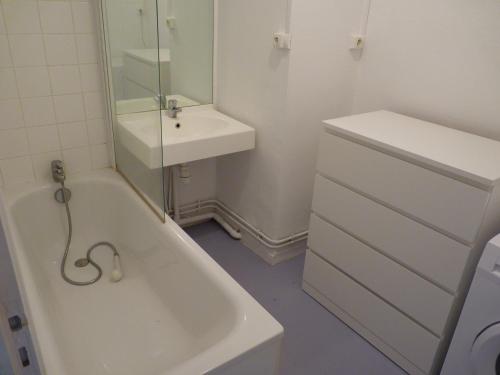 y baño con lavamanos, bañera y lavamanos. en Résidence Kerhallet, en Brest
