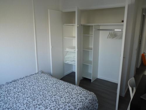 a small bedroom with a bed and a closet at Résidence Kerhallet in Brest