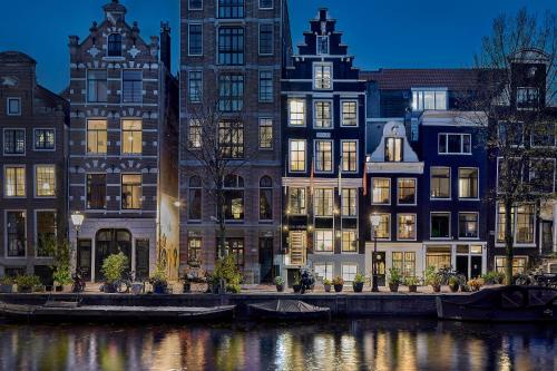 eine Gruppe von Gebäuden neben einem Kanal in der Unterkunft Stanley Collection Hotel Hegra Amsterdam in Amsterdam