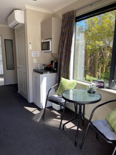 a room with a table and chairs and a window at Cromwell Getaway in Cromwell