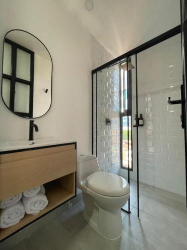Un baño de 80Cooliving Medellín