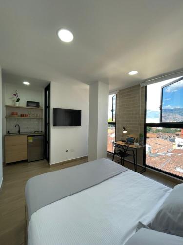 Una cama o camas en una habitación de 80Cooliving Medellín