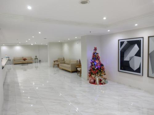 un arbre de Noël au milieu d'un hall dans l'établissement Via Venetto Flat Fortaleza Brasile, à Fortaleza