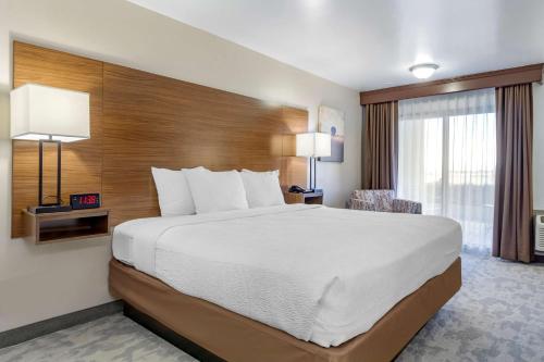 a hotel room with a large bed and a window at Best Western PLUS Lake Front Hotel in Moses Lake