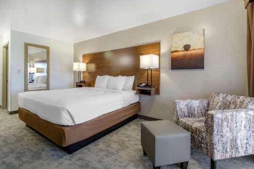 Ein Bett oder Betten in einem Zimmer der Unterkunft Best Western PLUS Lake Front Hotel