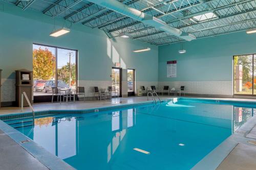 a swimming pool with blue water in a building at Best Western Plus Gatineau-Ottawa Downtown in Gatineau