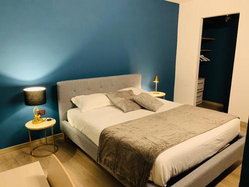 - une chambre avec un grand lit et un mur bleu dans l'établissement CA' MIANI, à Venise