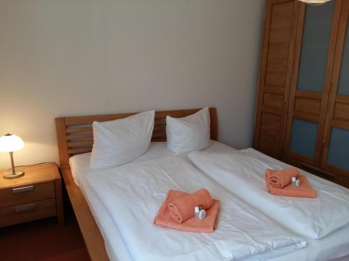 um quarto com uma cama com duas toalhas em Ferienwohnung H 11 em Graal-Müritz