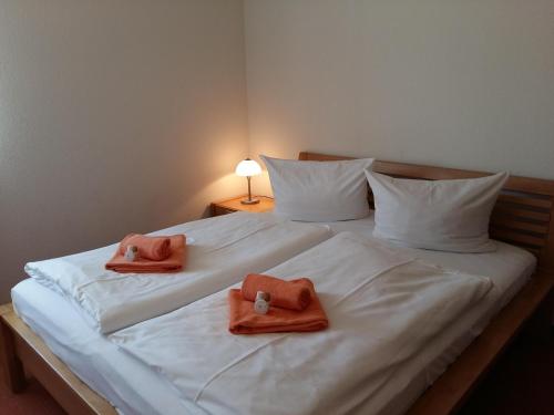 duas toalhas numa cama num quarto em Ferienwohnung H 11 em Graal-Müritz