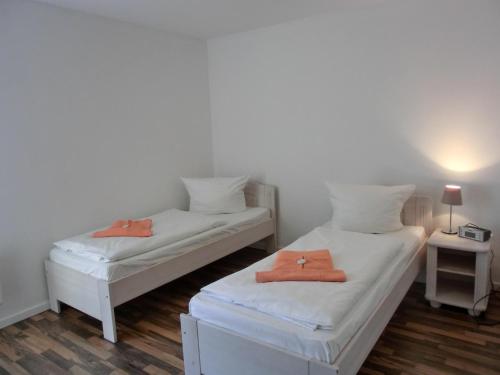 - une chambre avec 2 lits et des serviettes dans l'établissement Ferienwohnung W18 2 N, à Graal-Müritz