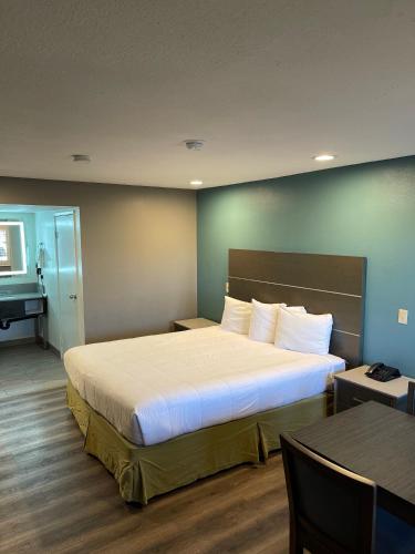 a bedroom with a large bed in a room at Hotel Milagro in Chula Vista