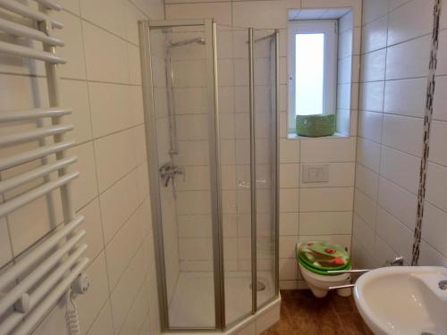 ein Bad mit einer Dusche und einem WC in der Unterkunft Ferienwohnung KWi 73 EG "grüne Oase" in Graal-Müritz