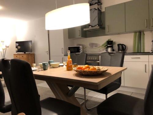 una cocina con una mesa con un bol de fruta. en Ferienwohnung U3 "Godewind", en Graal-Müritz