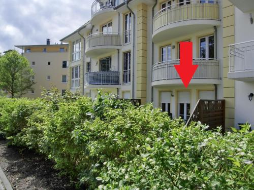 um edifício com uma seta vermelha ao lado dele em Ferienwohnung i20 em Graal-Müritz