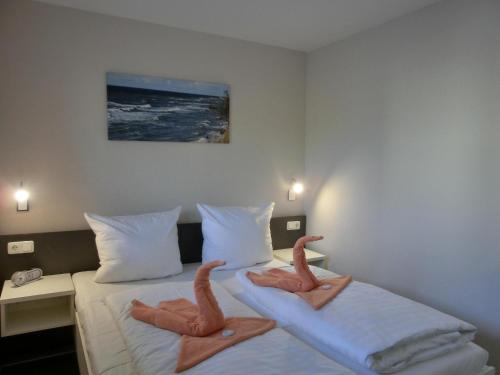 zwei Handtuch Flamingos auf dem Bett in der Unterkunft Ferienwohnung KWi 38 EG "Borstel" in Graal-Müritz