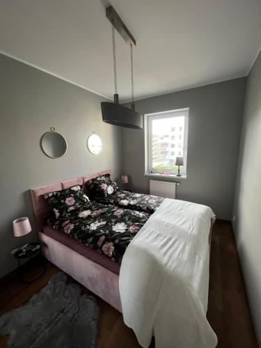 Tempat tidur dalam kamar di Apartament Sadowa 87 Garaż gratis !