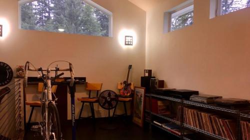 a room with a bike and some musical instruments at Shangri-La - Near Mendenhall Glacier and Auke Bay -DISCOUNTS ON TOURS! in Mendenhaven