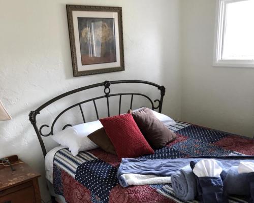 1 cama con almohadas en el dormitorio en Raw Gold - Affordable, Near Mendenhall Glacier, Trails, and Conveniences - DISCOUNTS ON TOURS!, en Mendenhaven