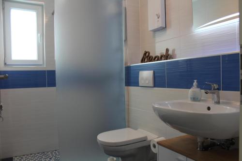 a bathroom with a sink and a toilet at Ferienwohnung KWV11EG "Seefrosch im Küstenwald" in Graal-Müritz