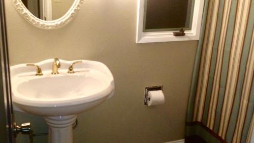 A bathroom at Mendenhall Private Room In Shared Home - DISCOUNT ON TOURS