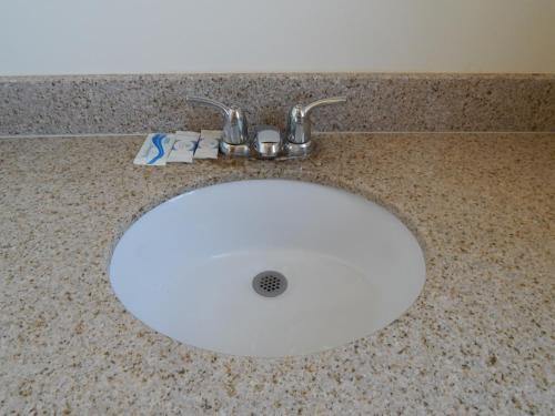 a bathroom sink with a white sink at Bay Bridge Inn Oakland in Oakland
