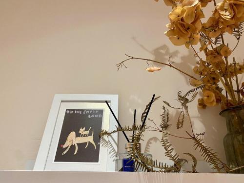 a picture of a camel and a vase with flowers at 安平言寓包棟旅宿 Ian Apt in Tainan