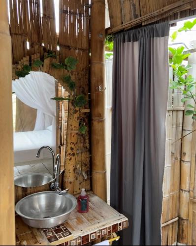 a bathroom with a sink and a mirror at biohotel tatacoa Qji in Villavieja