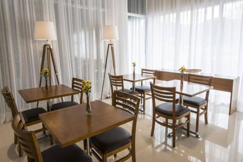 a dining room with tables and chairs with flowers on them at FLAT RIO STAY in Rio de Janeiro