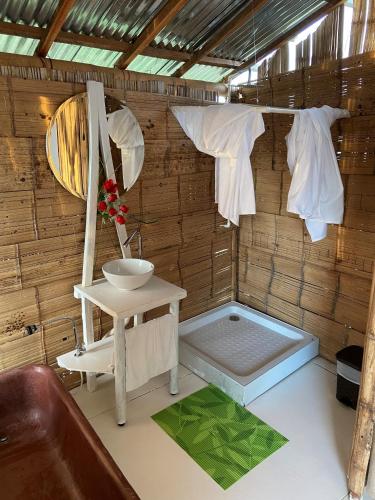 a room with a bathroom with a sink and a mirror at biohotel tatacoa Qji in Villavieja