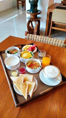 een dienblad met ontbijtproducten op een tafel bij La Mai Hotel in Chiang Mai