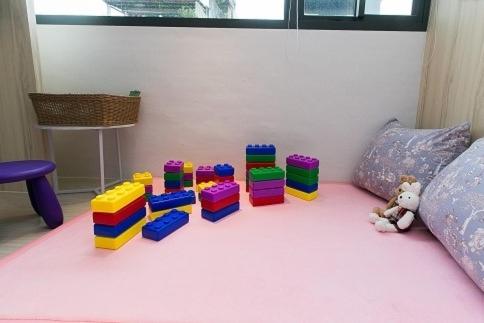 a childs room with a toy blocks and a bed at Meng Yun Ge Hotel in Jiaoxi