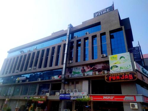 ein hohes Gebäude mit vielen Fenstern darauf in der Unterkunft Hotel Prime in Gandhinagar