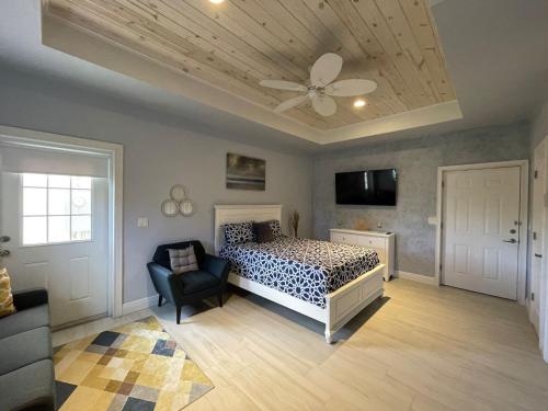 a bedroom with a bed and a ceiling fan at Nicoles Nest Brand New Exquisite Studio Hideaway in Freeport