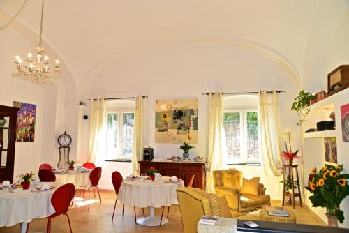 sala de estar con 2 mesas y sillas en B&B Torre Porta Marina, en Ventimiglia