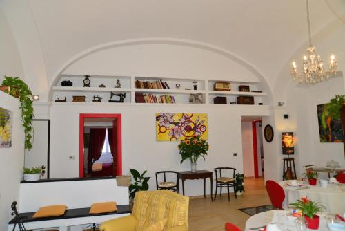 een woonkamer met een tafel en stoelen bij B&B Torre Porta Marina in Ventimiglia