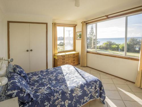 Tempat tidur dalam kamar di Surfers Beach House