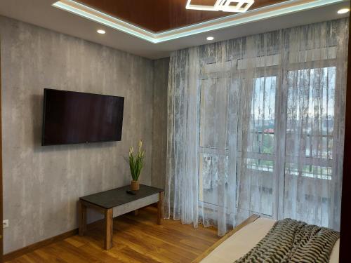 Una televisión o centro de entretenimiento en Апартаменти Стрийська