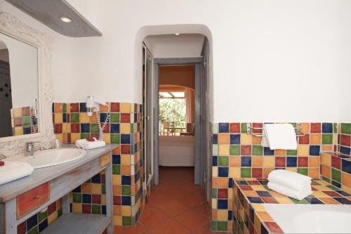 Bilik mandi di Domaine De Caranella