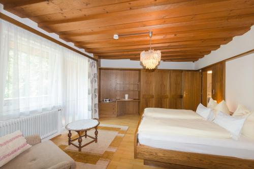 1 Schlafzimmer mit 2 Betten und Holzdecke in der Unterkunft City Life 2 by Alpenidyll Apartments in Schladming