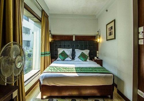 1 dormitorio con cama y ventana en The CORPORATE, en Calcuta