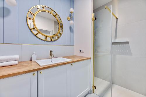 a bathroom with a sink and a shower at GRANO APARTMENTS Gdańsk Old Town SPA & Wellness - GRANO APARTMENTS Gdańsk Residence SPA & Wellness in Gdańsk