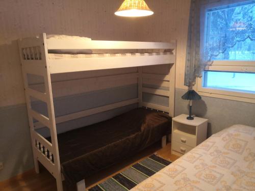 Kerrossänky tai kerrossänkyjä majoituspaikassa Jalasjärvi Apartment