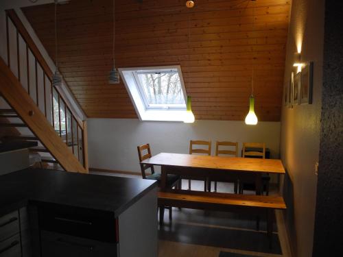 ein Esszimmer mit einem Tisch und einem Fenster in der Unterkunft Apartment Yvonne in Eimeldingen