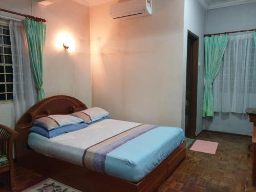 1 dormitorio con 1 cama en una habitación en Lavender Impian Homestay en Kajang