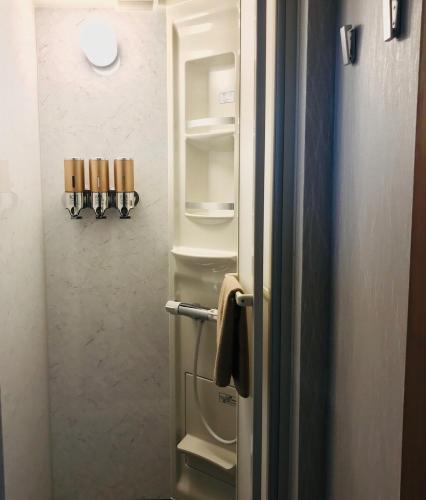 - un réfrigérateur avec une porte ouverte dans la chambre dans l'établissement Daigo - Vacation STAY 04946v, à Kanayama