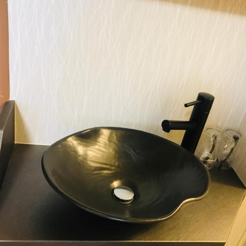 - un lavabo en bronze sur un comptoir dans la salle de bains dans l'établissement Daigo - Vacation STAY 04946v, à Kanayama
