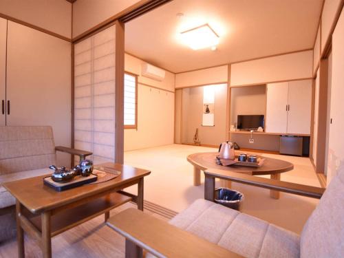 sala de estar con 2 mesas y sofá en Daigo - Vacation STAY 04190v, en Kanayama