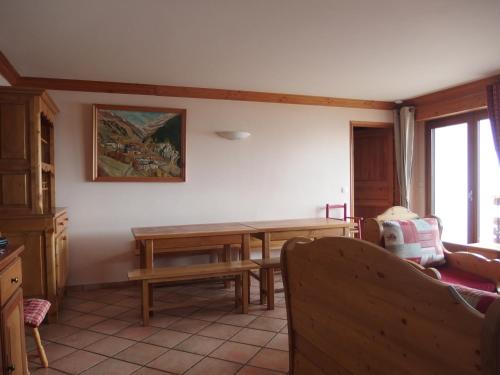 un salon avec une table et un canapé dans l'établissement L'Embrune, à Tignes