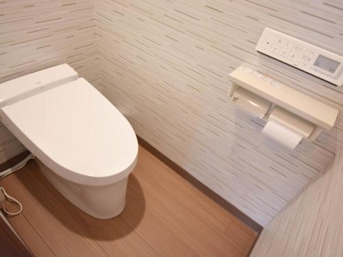 ein Badezimmer mit einer weißen Toilette in einem Zimmer in der Unterkunft Daigo - Vacation STAY 04951v in Kanayama