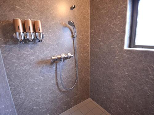 eine Dusche mit einem Schlauch in einem Badezimmer in der Unterkunft Daigo - Vacation STAY 04951v in Kanayama